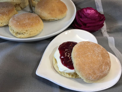 Scones mit Marmelade angerichtet