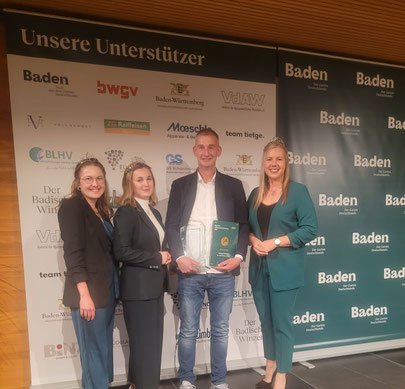 Harald Hahn (Kellerteam) durfte den Landesehrenpreis von der badischen Weinkönigin Julia Noll, 2.v.l. in Empfang nehmen