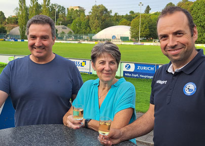 Thomas Ottiger, langjähriger FC Littau-Spiko-Präsident und Ehrenmitglied (von links) , Natascha Gerber, die neue  Gastgeberin im FC Littau-Clubhaus und der aktuelle FC Littau-Präsident Reto Amrein. (Bild: Beat Krieger)