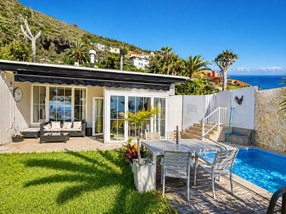 Bungalow mit Pool, Rasen und gemütlicher Terrasse am Haus