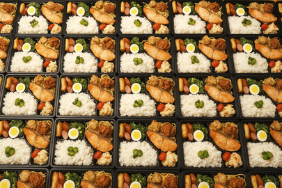 フロリダ州オーランド近郊Jimotti’s Restaurantの手作り和風弁当。鮭、唐揚げ、卵、野菜など多彩なおかずと白ご飯を詰めた日本料理のお弁当で、Uber EatsやDoorDash、GrubHubでのデリバリーや20個以上の団体予約にも対応 (Japanese bento boxes from Jimotti’s Restaurant in Sanford, Florida – featuring salmon, fried chicken, egg, vegetables and rice,