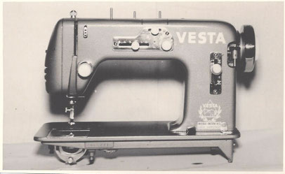 Vesta-530 ZZS, entspricht WEBA 530 ZZS, Flachbett-Zickzack-Haushaltsnähmaschine mit CB-Greifer, Fußantrieb, Motornachrüstung mögl., ca. 1954, WEBA-Werke KG, Ober-Ramstadt