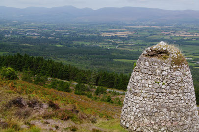Sugarloaf Hill中腹の「Grubb's Monument」。遠くに見えるのはGalteeの山並みです。