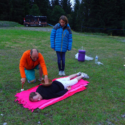 Massage sonore allongé avec un bol tibétain