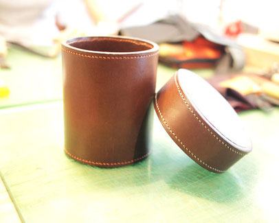 筒型の小物ケースが完成しました 東京青山と横浜元町のレザークラフト教室 Yokohama Sellier ヨコハマセリエ手縫い鞄教室 レザークラフト教室 東京表参道 横浜元町 大阪心斎橋 名古屋栄にある女性のためのレザークラフト教室 東京 神奈川 千葉 埼玉 静岡 筒型の小物ケースが完成しました 東京青山と横浜元町のレザークラフト教室 Yokohama Sellier ヨコハマセリエ手縫い鞄教室 レザークラフト教室 東京表参道 横浜元町 大阪心斎橋 名古屋栄にある女性のためのレザークラフト教室 東京 神奈川 千葉 埼玉 静岡