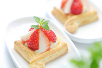 いちごとクリームがのったパイのお皿。