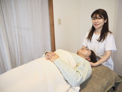 痛みのない優しい施術で首のつまりをほぐしていきます。
