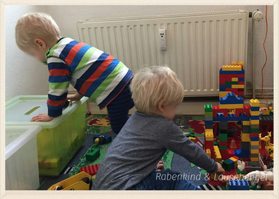 Endlich wieder vereint. Das Rabenkind und der Lausebengel spielen ganz in BFF-Manier friedlich auf dem Bauteppich.