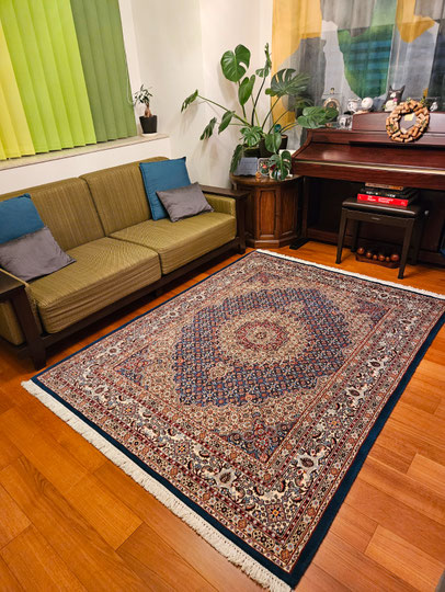 FISHデザイン wool&silk 約200x150　美しく整えられたお部屋にカラフルなインテリアと絨毯が調和しより明るく華やかでセンスの良さが感じられます。お客様の理想に添うことができましたブルーのクッションと同色の絨毯です。