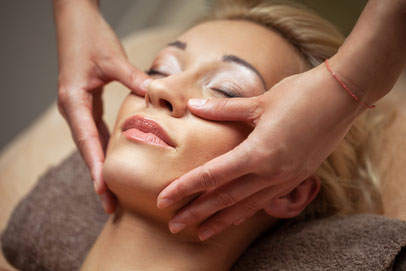 Femme qui se détend en institut de beauté, a qui on fait un nettoyage de peau 