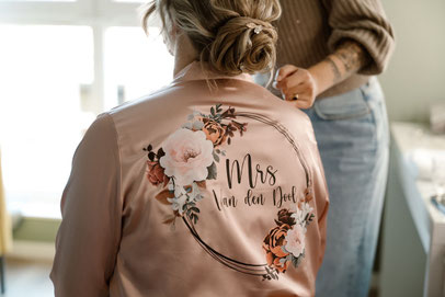 waar laten bedrukken persoonlijke kimono met naam en bloemen - aim your wedding