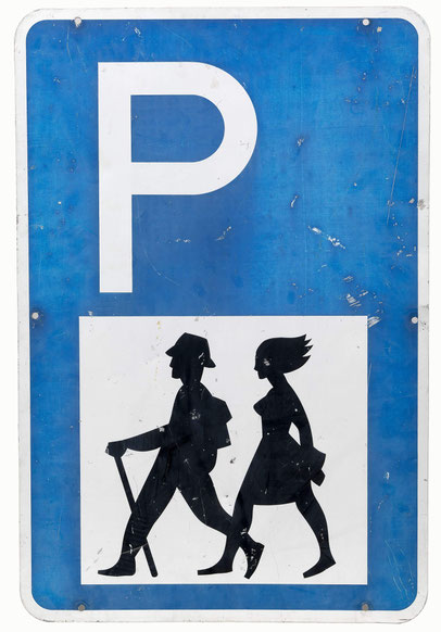 Parkplatzschild mit wanderndem Paar