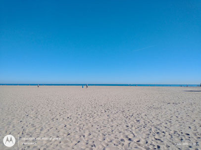 Es la playa de la malvarrosa es urbana por excelencia, con más de 1 kilómetro de arena dorada y una anchura media de 60 metros. 