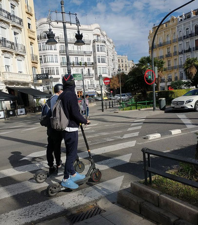 Semáforo en verde para peatones en Valencia, rojo para bicis y patinetes...ni caso le hacen..