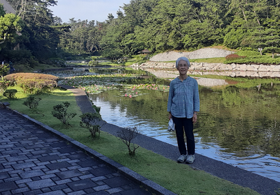 宿舎内の庭園内にあるスイレンの池（朝の散歩で）