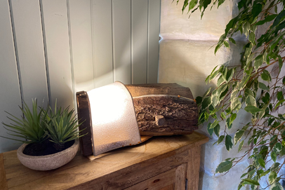 Luminaire signé Isabelle Lachat Créations à proximité d'Annecy. Artisanat d'art unique et authentique. Lampe à poser avec bûche de chêne et Plexiglas pour une ambiance chaleureuse et une ambiance cosy.
