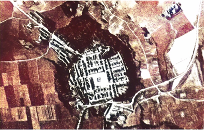 Kreuzburg Luftaufnahme um 1936_Der Marktplatz bildet ein Viereck in der Mitte der Stadt