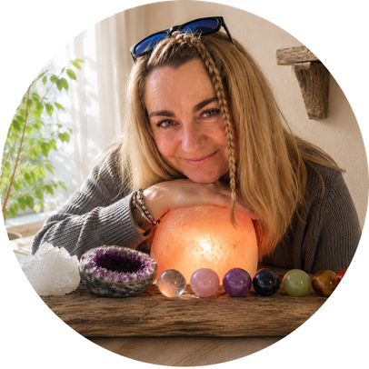 Yvonne Röder mit Steinkugeln im Vordergrund