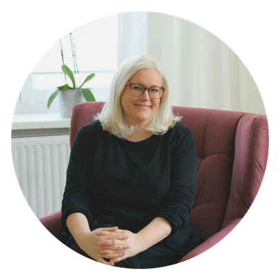 Sarah-Christin Obergruber, Psychotherapeutin in Ausbildung unter Supervision, sitzend in ihrer Praxis in Bruck an der Mur – ein persönlicher Einblick in den therapeutischen Raum.