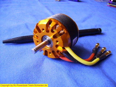 Der Mittelmotor meiner Sea Commander 40x42mm   1000 Kv 7 LiPo   1500g Schub 130g , 