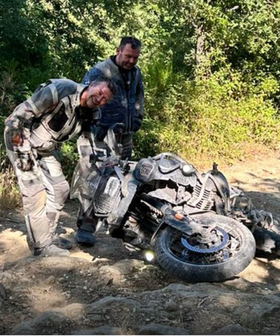 das war ein heftiger Sturz: Fido hat mein Motorrad dann hochgefahren