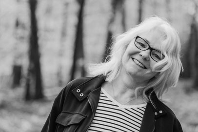 Portrait von Anja Wölk - Coaching und Wegbegleiterin für Klarheit und innere Sortierung in Umbruchzeiten.