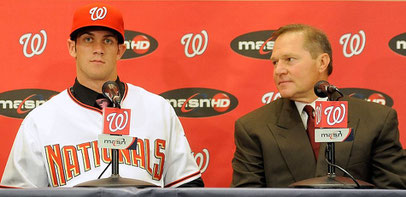Nella foto Harper assieme al suo agente Scott Boras al suo arrivo ai Nationals (Getty Images)