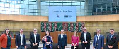 Foto der Bürger und Politiker beim Bürgerdialog im Landtag