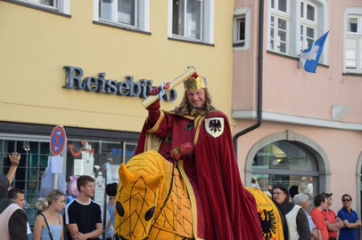König Rudolf I. von Habsburg, verleiht der Stadt Ravensburg die Reichsstadt-Privilegien (1276). Bild: © Johannes Langosch.