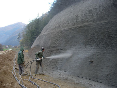 operai che spruzzano lo Spritz Beton per rinforzare la collina