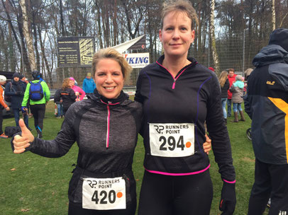 Anja Plasger und Nicole von Döllen liefen in Fahrenhorst dem Jahreswechsel entgegen.