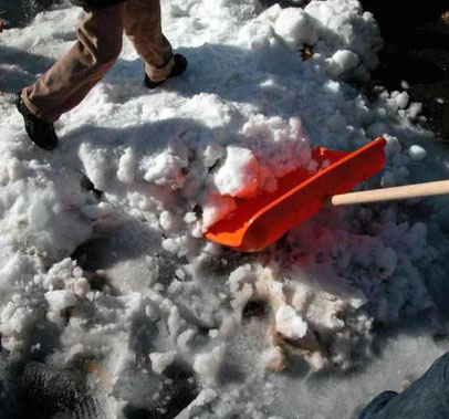 Üblicherweise muss der Winterdienst an Werktagen bereits gegen 7:00 Uhr erledigt sein. Foto: BGV