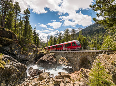 Regionalzug bei Morteratsch ©Rhätische Bahn AG