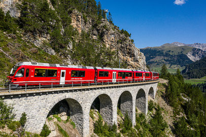 Interregio auf dem Leinenviadukt ©Rhaetische Bahn AG 
