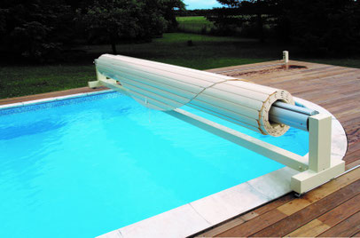 couverture piscine Toulouse avec banc intégré