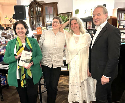 Foto von links nach rechts: Mag. Hermine Hackl, Tim Martina Schäffer, Birgit Streicher, Vizepräsident Dr. Johannes Ausserladscheiter.