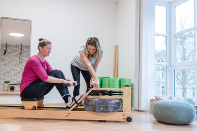Personaltraining mit einer Kundin mit dem Terra Band