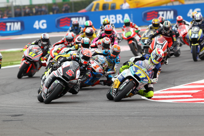 Da war die Welt noch in Ordnung: Dominique Aegerter schnappt sich vor Johann Zarco die Führung in der Startphase des Rennens