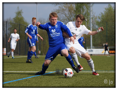 Im Zweikampf um den Ball, Marburgs Manuel Rasiejewski und Schröcks Leon Berthold