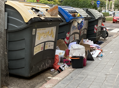 Una de las calles de Valencia llena de basura