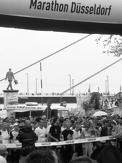 Litfaßsäule: MARATHON-MANN (c) De Toys, 29.4.2012 @ Joseph-Beuys-Ufer (Düsseldorf)
