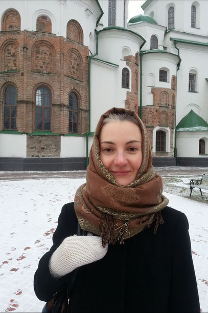 Olya vor der Sophienkathedrale