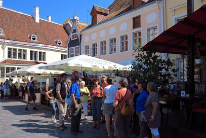 Die Rotel-Gruppe mit der estnischen Reiseleiterin am Rathausplatz