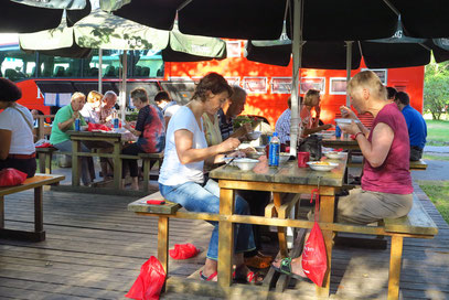 Ein eigener Essplatz für die Rotel-Gäste auf dem Campingplatz Riga