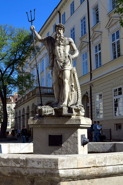 Neptunbrunnen an einer Ecke des Rathauses (1793)