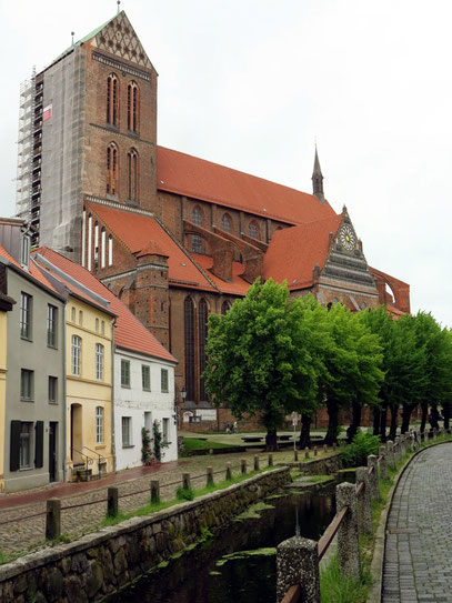 Nikolaikirche wurde als dreischiffige Basilika von 1381 bis 1487 erbaut