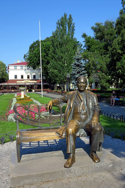 Denkmal von Leonid Utiosov (Utjossow) im Stadtgarten