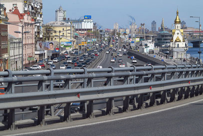 Stark befahrene Verkehrsstraße am Fluss Dnipro