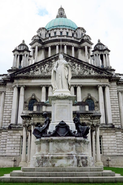 Rauthaus von Belfast mit Queen-Victoria-Denkmal, Blick nach S