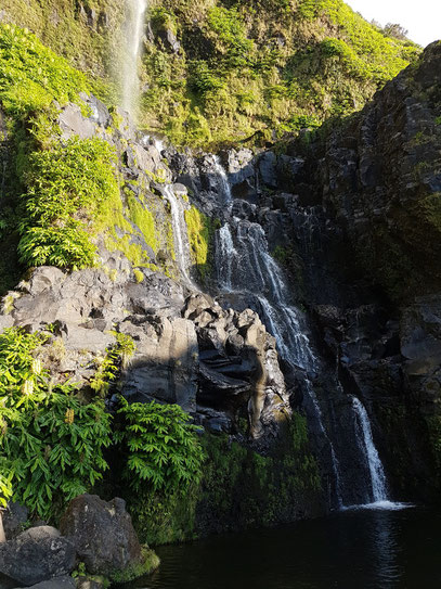 90 m hoher Wasserfall Poço do Bacalhau mit Wasserbecken